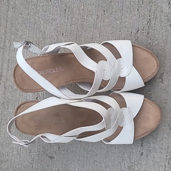 Aerosoles White comfortable soft sole sandels w/heels - Picture 2 of 5